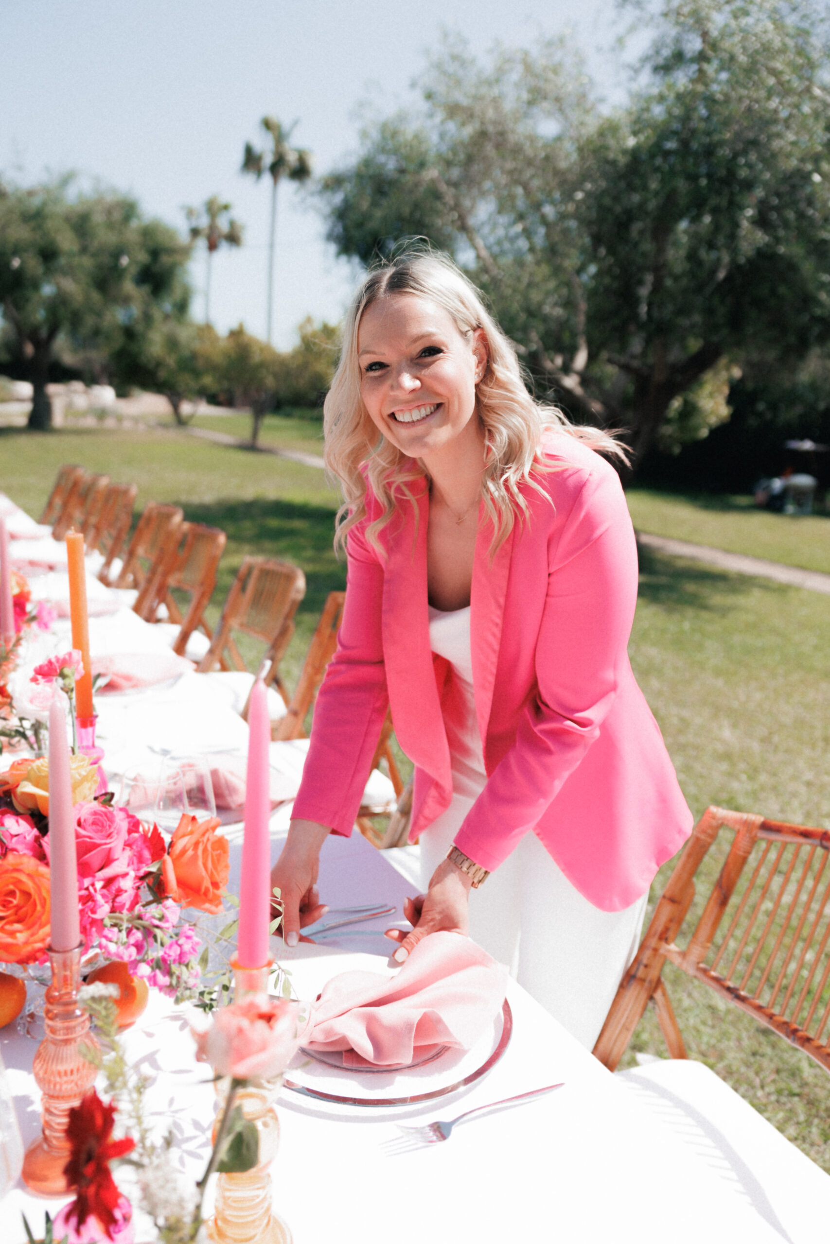 Wedding Plannerin Jessica Schaile vor exklusiver Hochzeitslocation für Destination Weddings auf Mallorca.