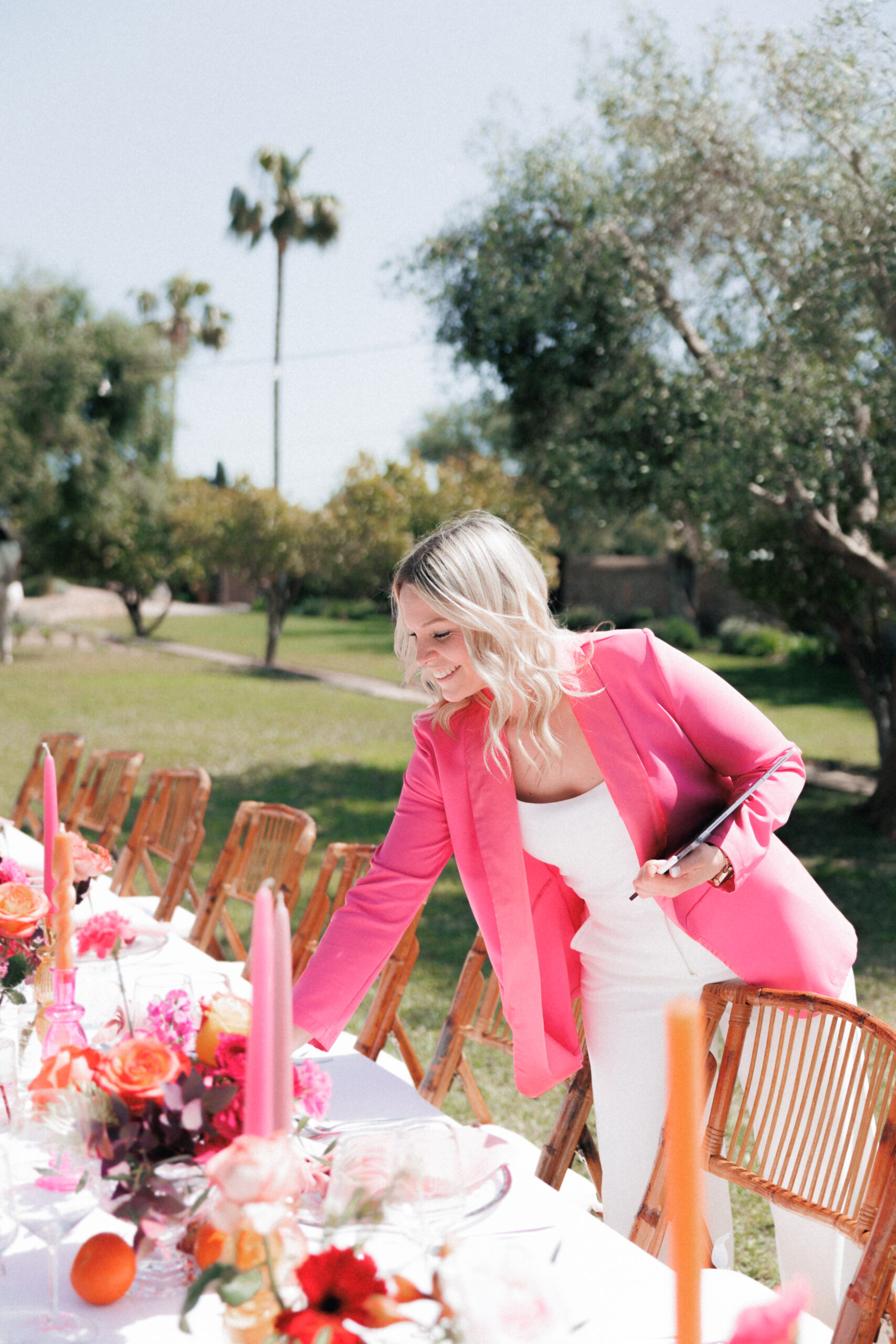 Exclusive Destination Wedding Planner dekoriert exklusive Hochzeitslocation während eines Editorial Shootings auf Mallorca