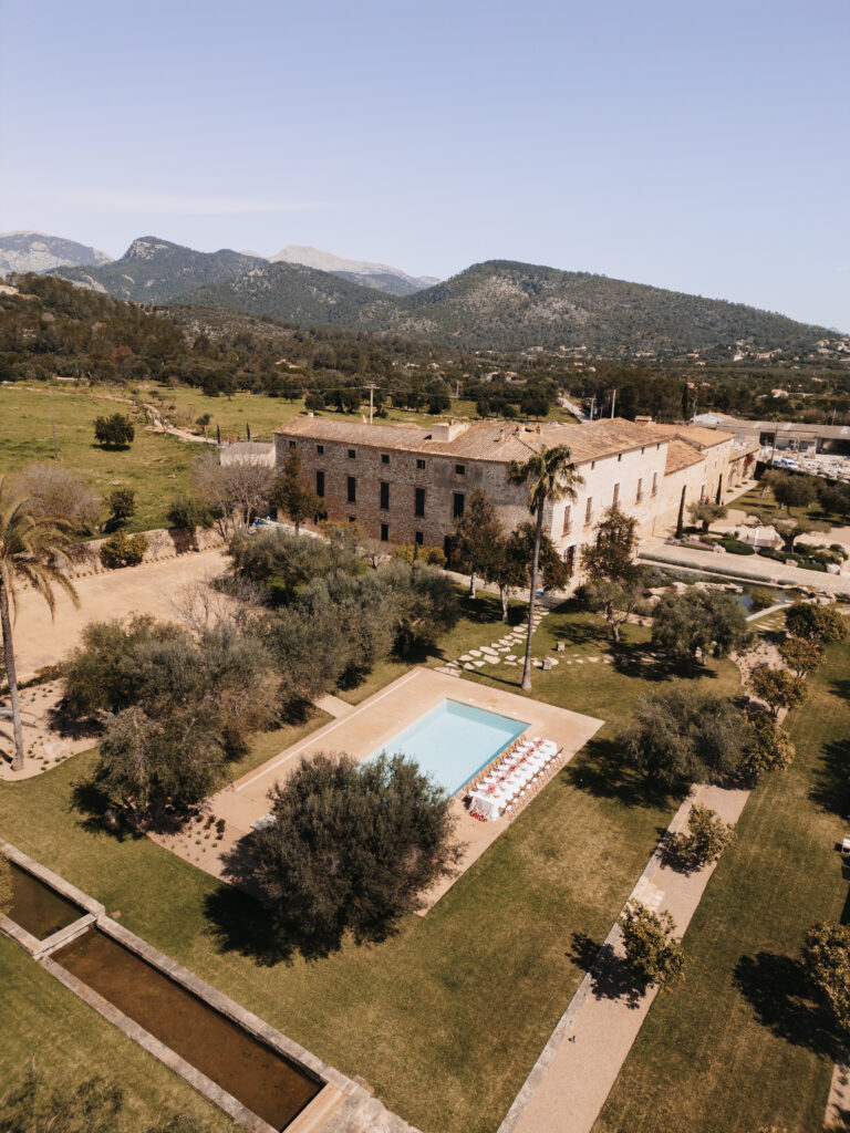Luftaufnahme der Finca Morneta Mallorca mit Pool, Garten und Bergpanorama