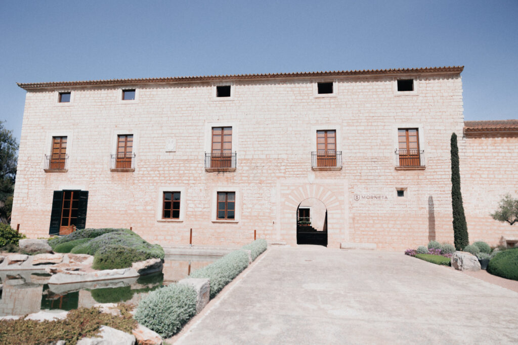 Finca Morneta Mallorca Hochzeitslocation mit historischer Steinfassade und Teich