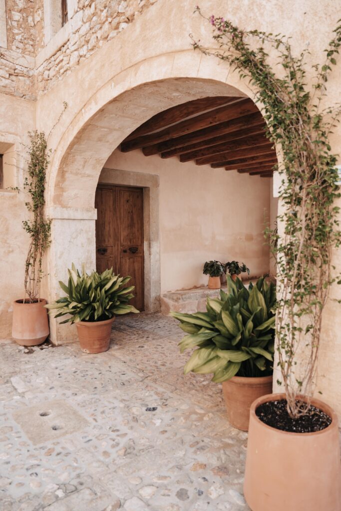 Steinerner Torbogen mit Terrakotta-Töpfen im Innenhof der Finca Morneta Mallorca