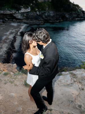 Emotionale Augenblicke am Meer, stilvolle Destination Weddings mit moderner Ästhetik und entspannter Atmosphäre.